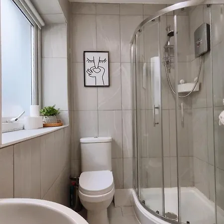 Chic Jewellery Quarter With Free Wifi, Parking And Keyless Access, 4 Beds Birmingham